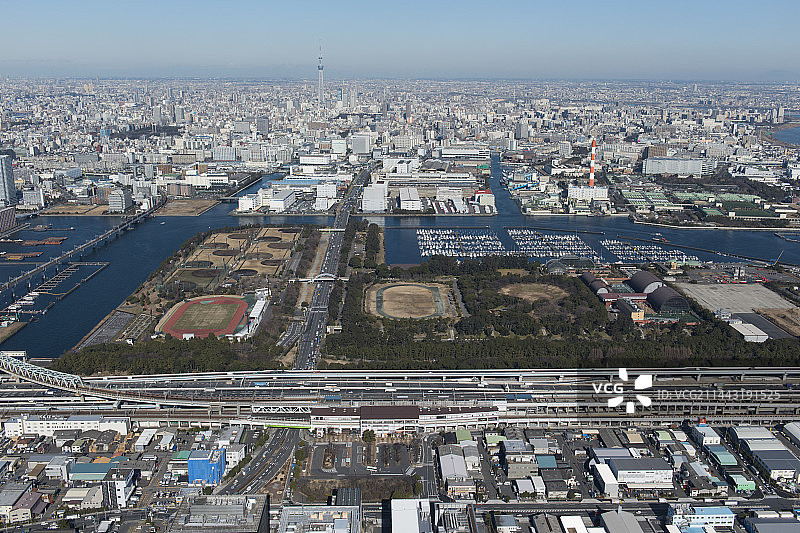 从南侧向梦之岛方向拍摄的新木场站鸟瞰图，日本东京江东区图片素材