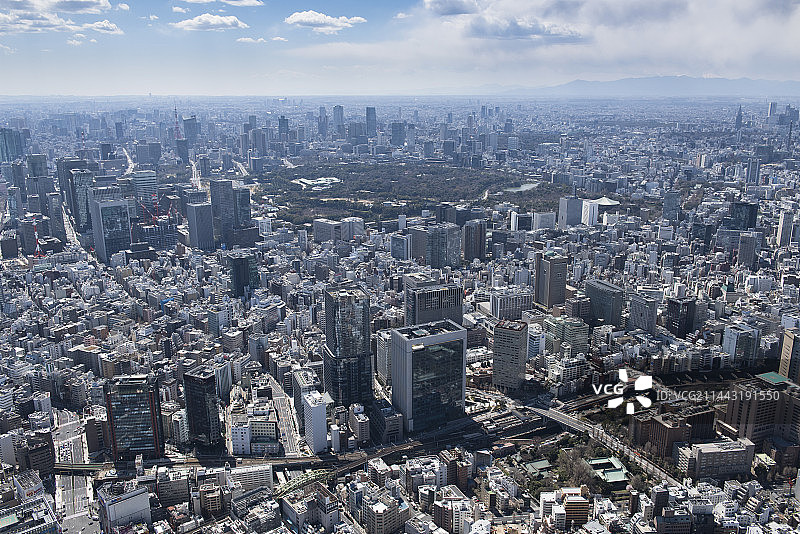 从东北方向拍摄的新御茶之水站至日本皇居的航拍，东京千代田图片素材