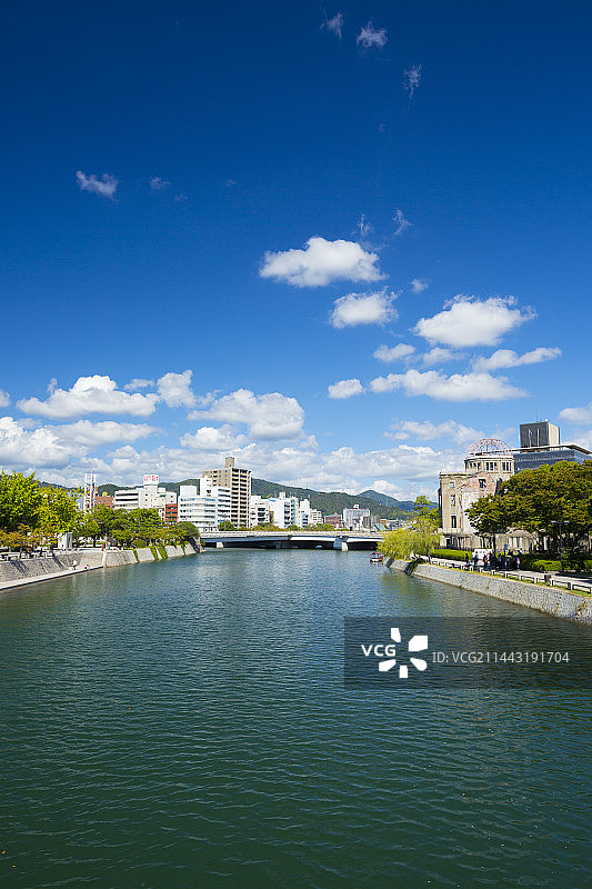 日本广岛市中心区的原子弹爆炸圆顶屋与城市景观图片素材