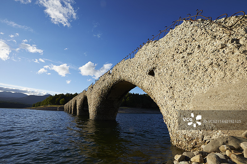 日本北海道上士幌町糠平湖的涛朱别川桥图片素材