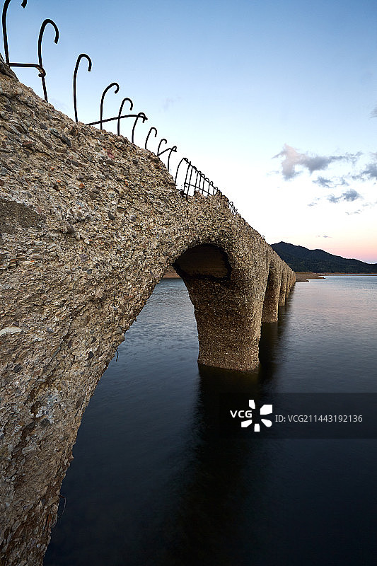 日本北海道上士幌町糠平湖的涛朱别川桥图片素材