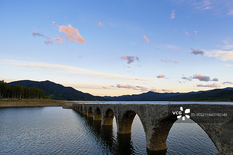 日本北海道上士幌町糠平湖的涛朱别川桥图片素材