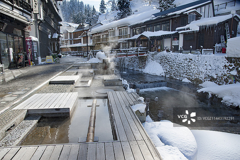 日本山形县尾花泽市银山温泉冬季景色图片素材
