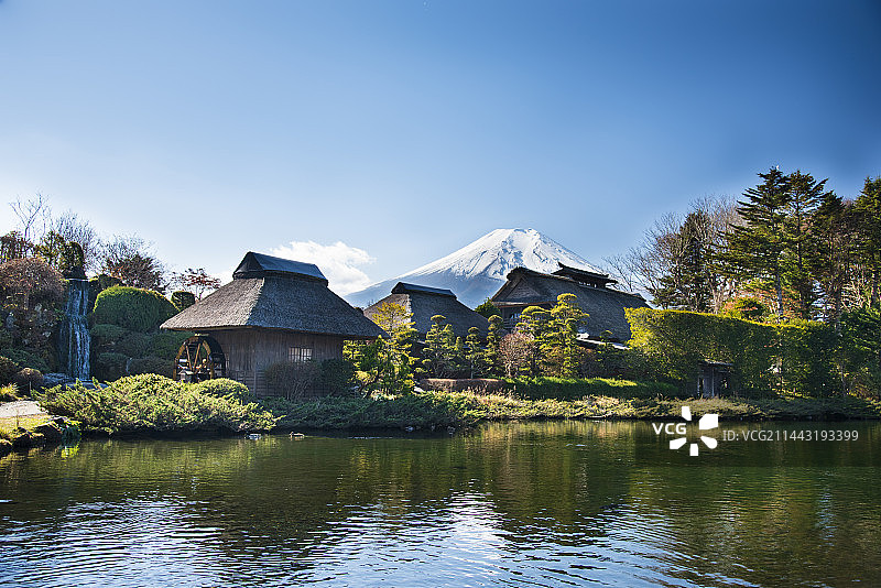 日本山梨县忍野八海与富士山图片素材