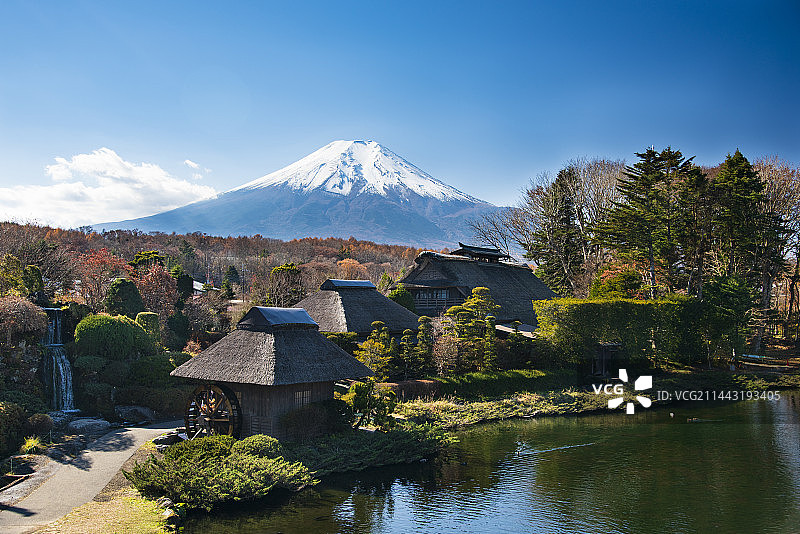 日本山梨县忍野八海与富士山图片素材