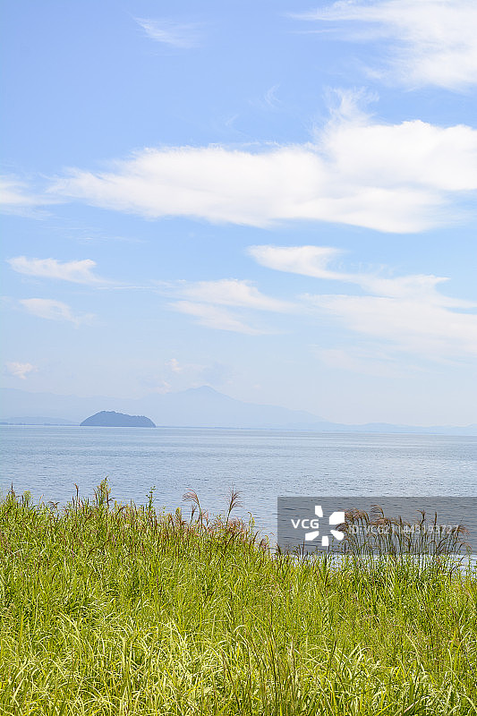 日本滋贺县高岛市琵琶湖、竹生岛和草原图片素材