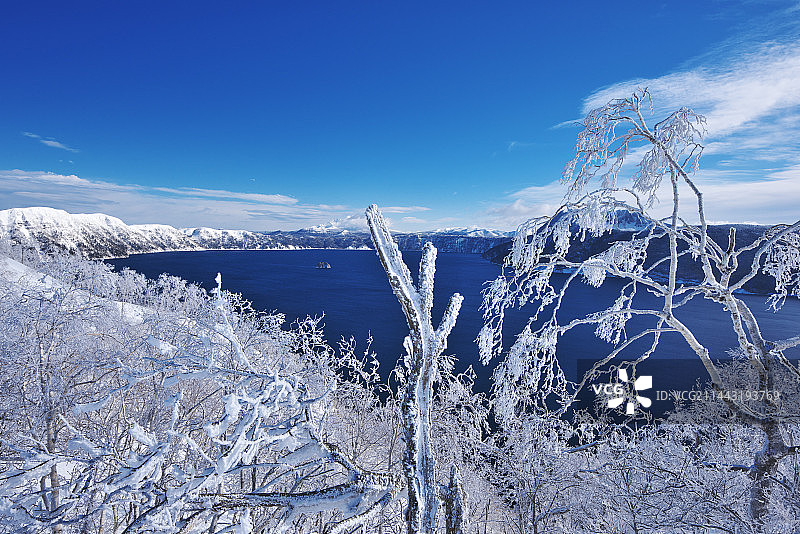 日本北海道川上郡弟子屈町摩周湖上覆盖着霜的树木图片素材
