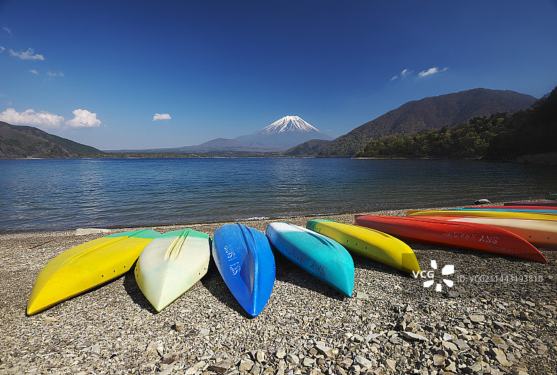 日本山梨县本栖湖与富士山图片素材