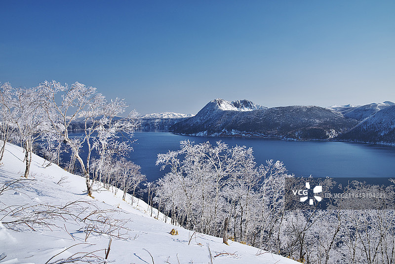 日本北海道川上郡弟子屈町摩周湖上覆盖着霜的树木图片素材
