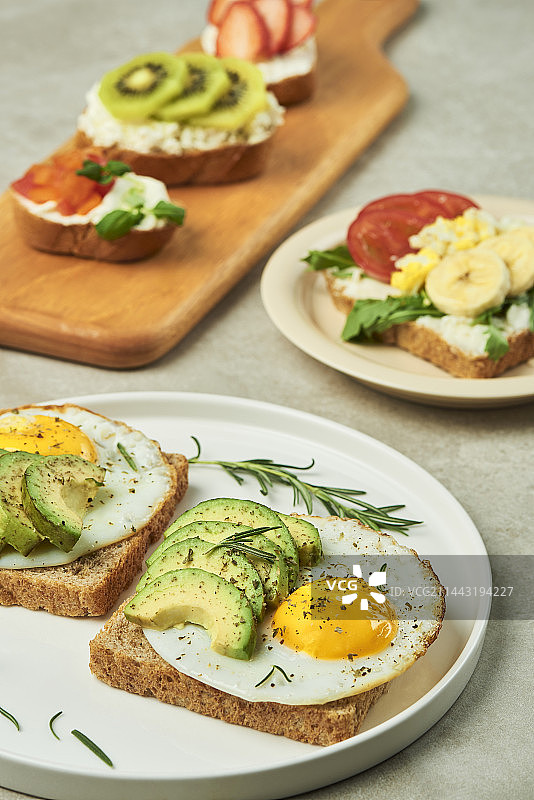 餐桌上的早午餐盘子图片素材