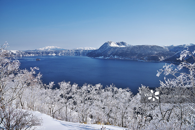 日本北海道川上郡弟子屈町摩周湖上覆盖着霜的树木图片素材
