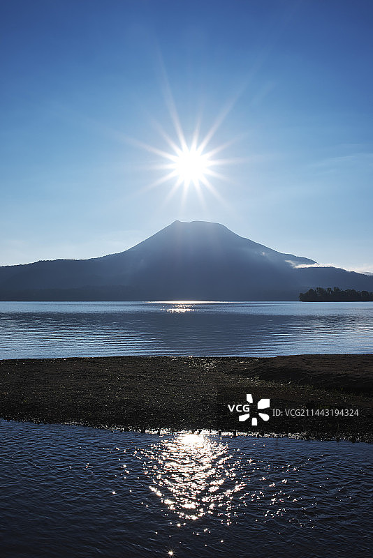 日本钏路市阿寒湖和雄阿寒岳的日出图片素材