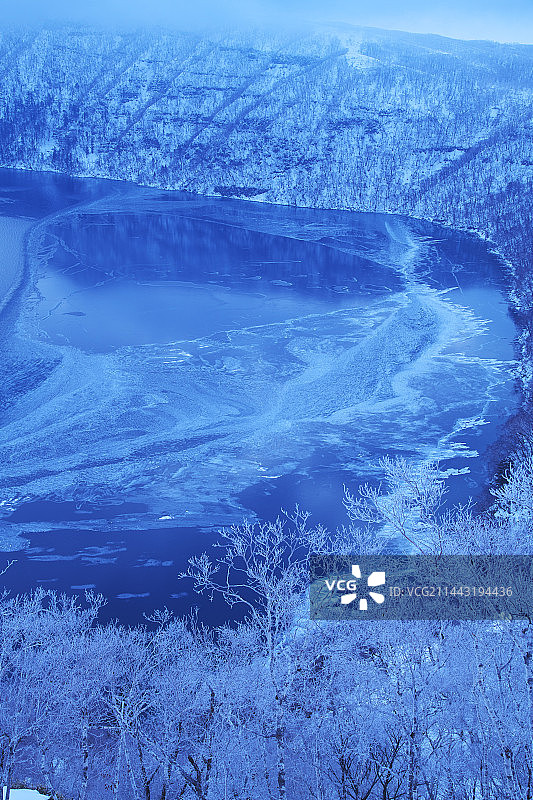 摩周湖清晨和冰树，日本北海道川上郡弟子屈町图片素材