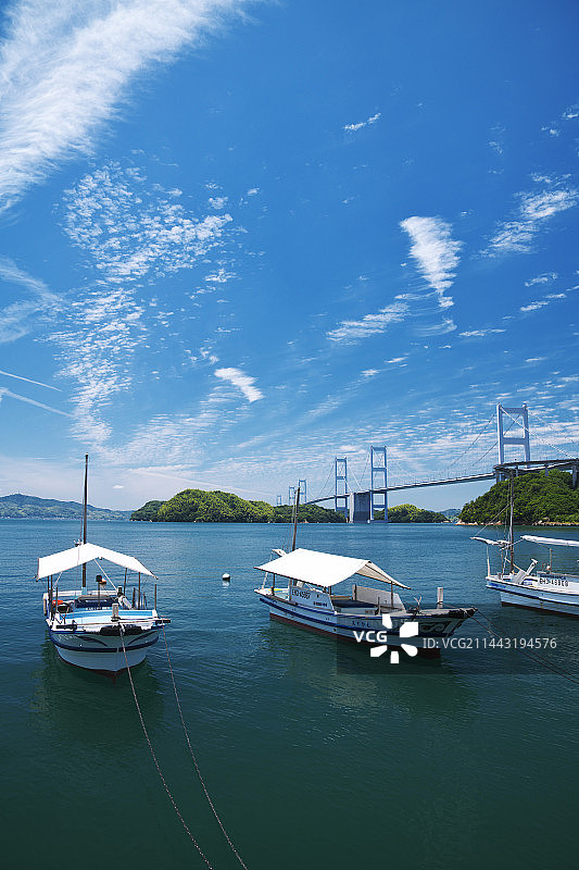 日本来岛海峡大桥和来岛海峡，四国爱媛县今治市吉海町图片素材