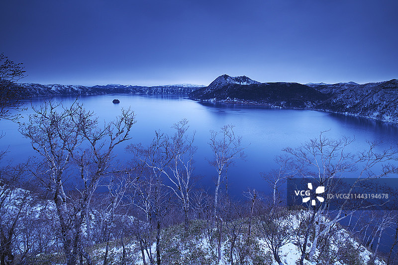日本北海道弟子屈町的摩周湖清晨图片素材