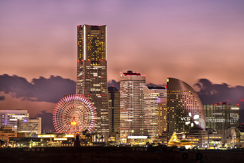 日本神奈川县横滨港未来地区的魔幻时刻图片素材