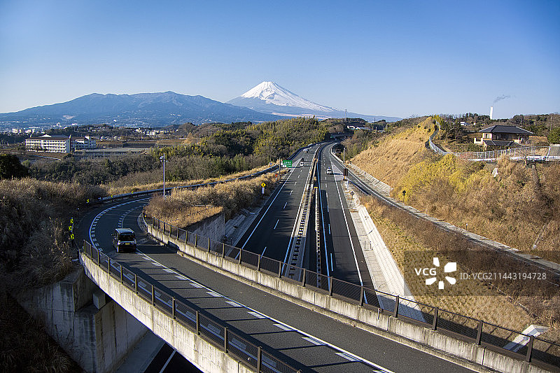 日本静冈县伊豆纵贯高速公路和富士山图片素材
