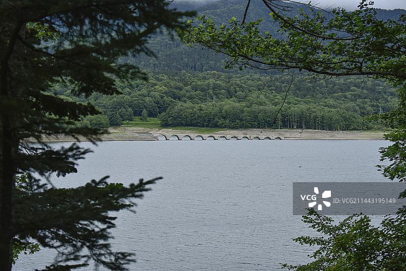 日本北海道上士幌町的旧国铁士幌线糠平湖上的音更川桥图片素材