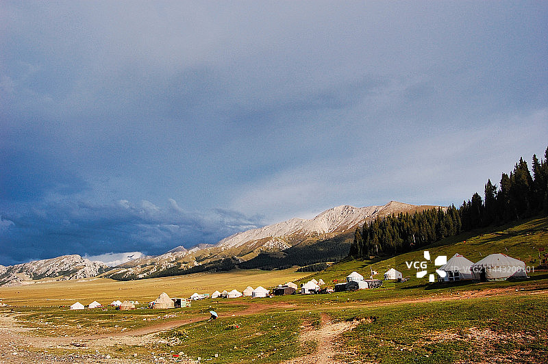 赛里木湖湖边的毡房图片素材