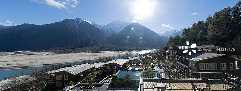 藏地雪山下的悠闲时光图片素材