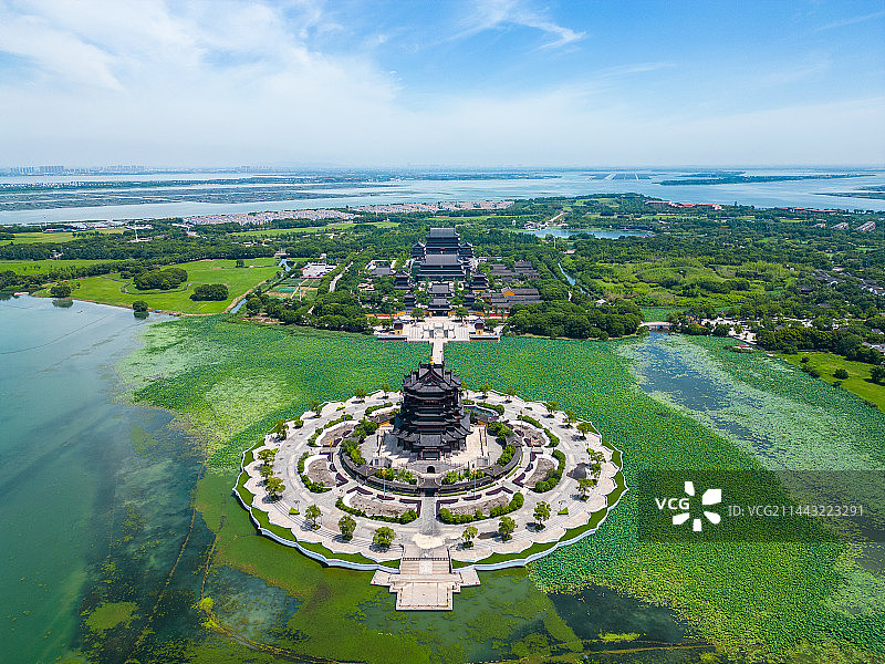 航拍夏季的苏州阳澄湖重元寺图片素材