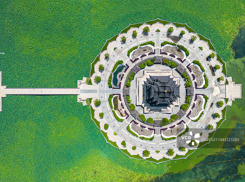 航拍夏季的苏州阳澄湖重元寺图片素材