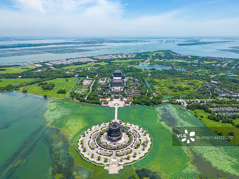 航拍夏季的苏州阳澄湖重元寺图片素材