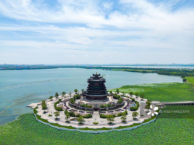 航拍夏季的苏州阳澄湖重元寺图片素材