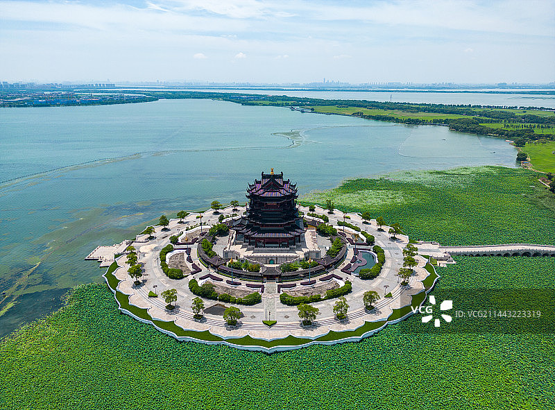 航拍夏季的苏州阳澄湖重元寺图片素材