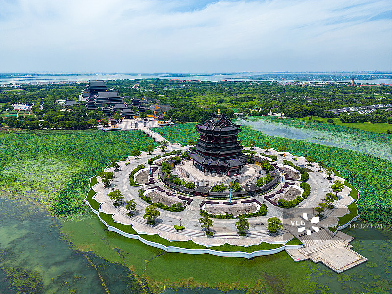 航拍夏季的苏州阳澄湖重元寺图片素材