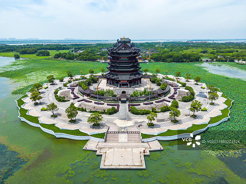 航拍夏季的苏州阳澄湖重元寺图片素材