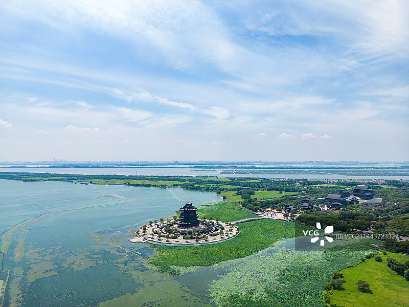 航拍夏季的苏州阳澄湖重元寺图片素材
