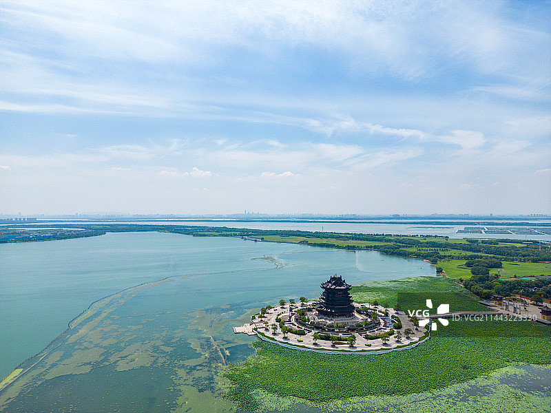航拍夏季的苏州阳澄湖重元寺图片素材