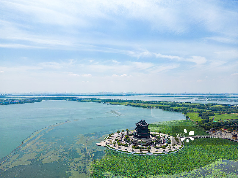 航拍夏季的苏州阳澄湖重元寺图片素材