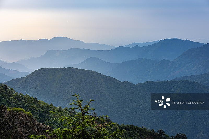 彭州九峰山夏季绿树与山脉图片素材