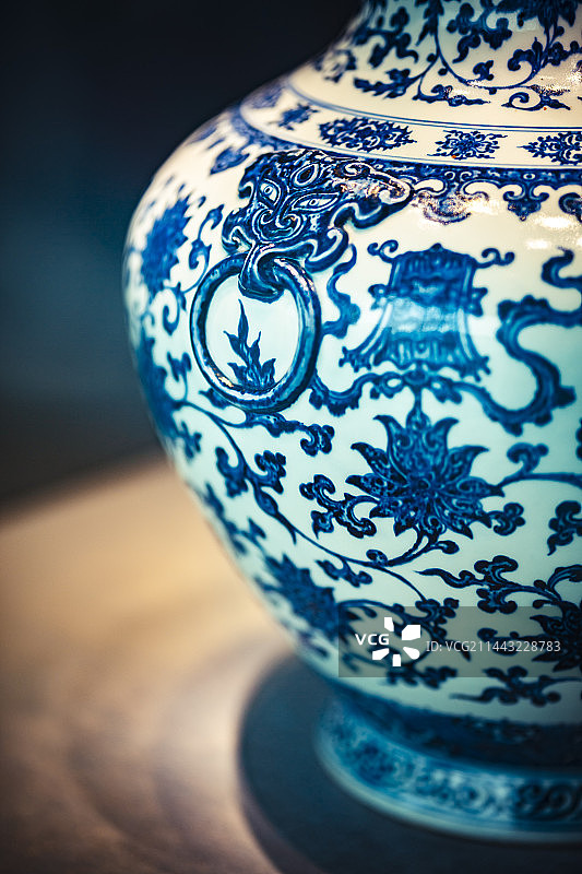 中国南京博物院清雍正青花缠枝莲托八吉祥纹尊图片素材