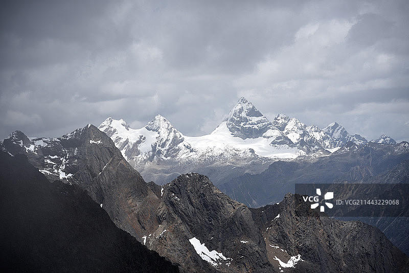 骆驼峰、羊满台、狮子峰和半脊峰图片素材