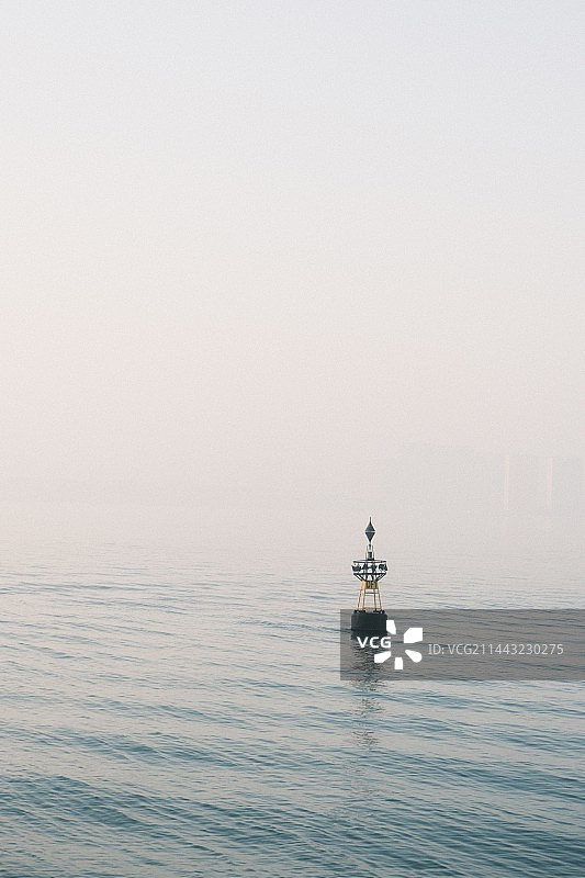 大雾中的孤独图片素材