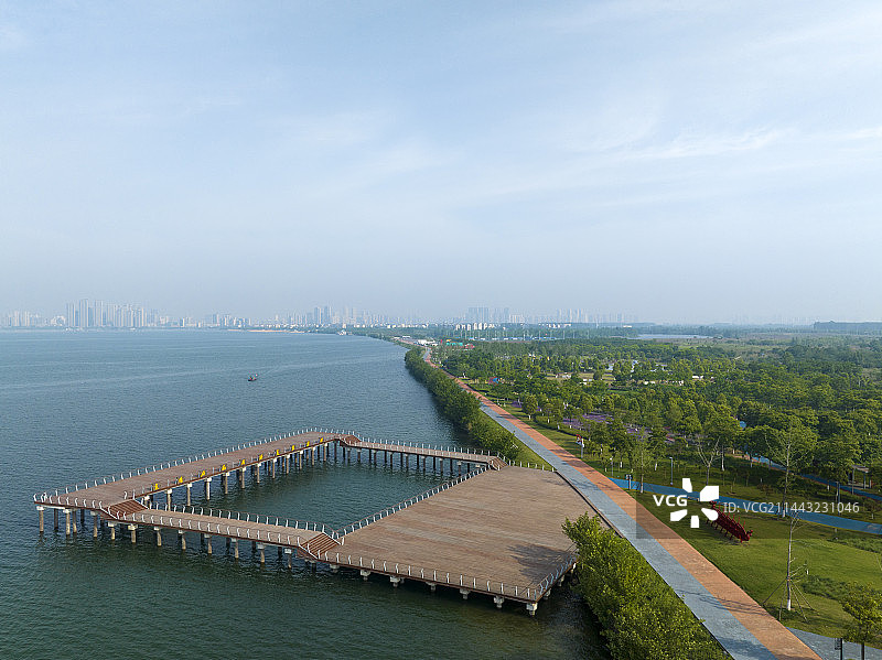 航拍襄阳汉江鱼梁洲中央生态公园观景台城市风光自然风景图片素材