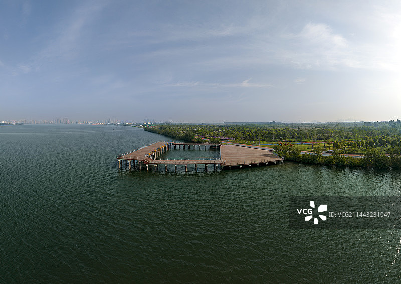 航拍襄阳汉江鱼梁洲中央生态公园观景台城市风光自然风景图片素材