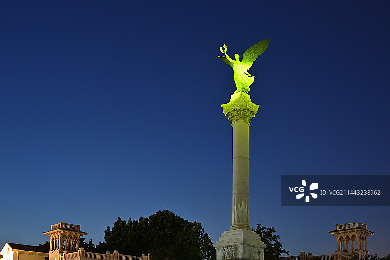 天津意式风情区马可波罗广场中心柯林斯柱上的和平女神雕像夜间灯光秀图片素材