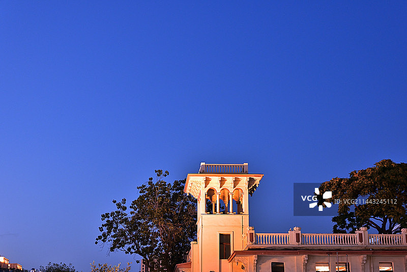 夜间蓝天下天津意式风情区小洋楼局部塔亭低角度视图图片素材