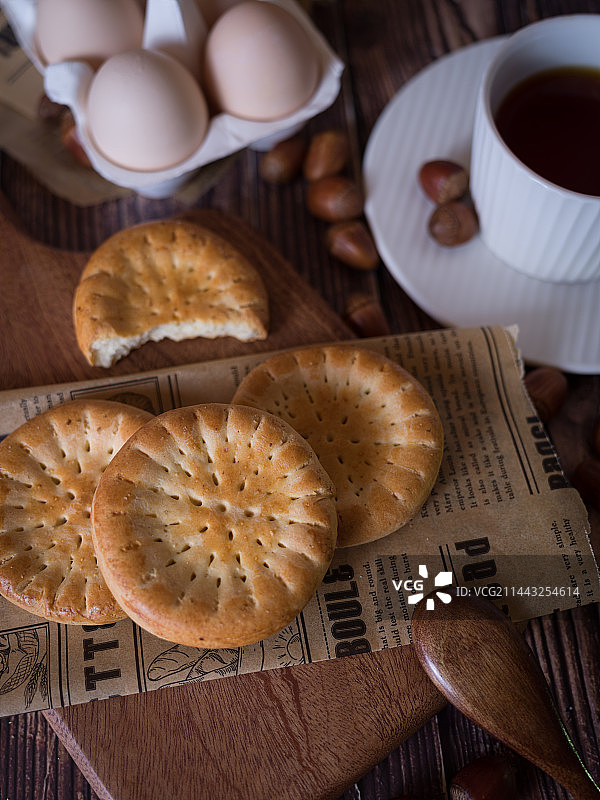 室内棚拍新疆烤馕 小馕饼 孜然烤馕 早餐馕 鸡蛋 红茶 榛子图片素材