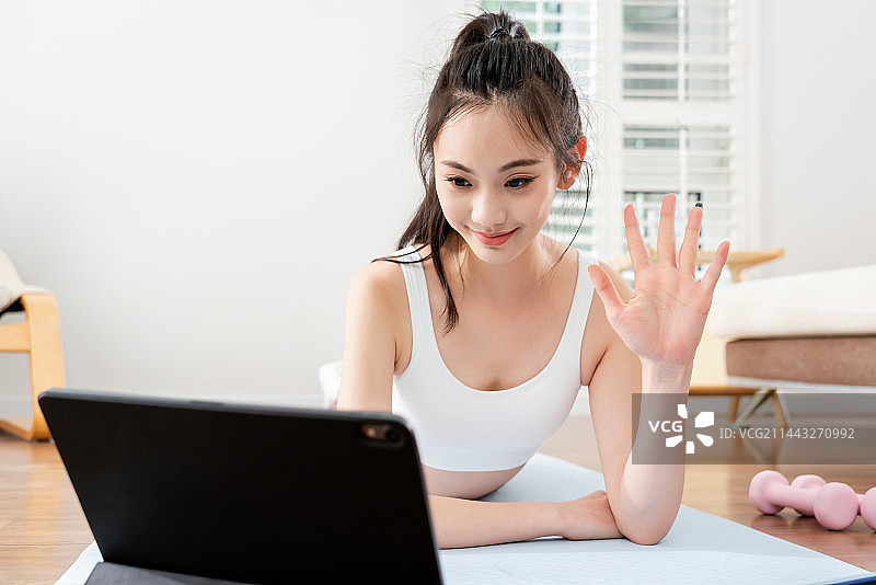 在做瑜伽的女孩图片素材