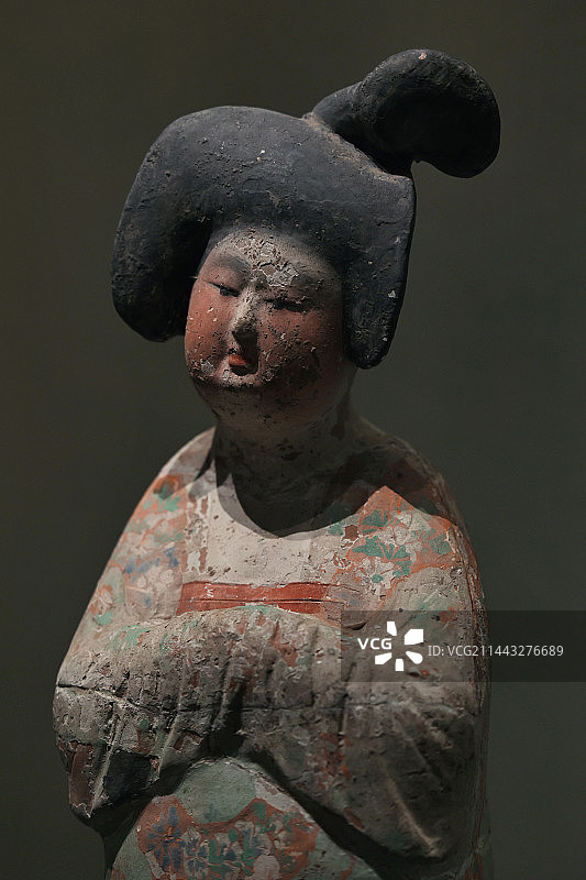 西安博物院唐代堕马髻女立俑图片素材