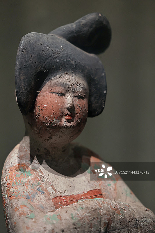 西安博物院唐代堕马髻女立俑图片素材