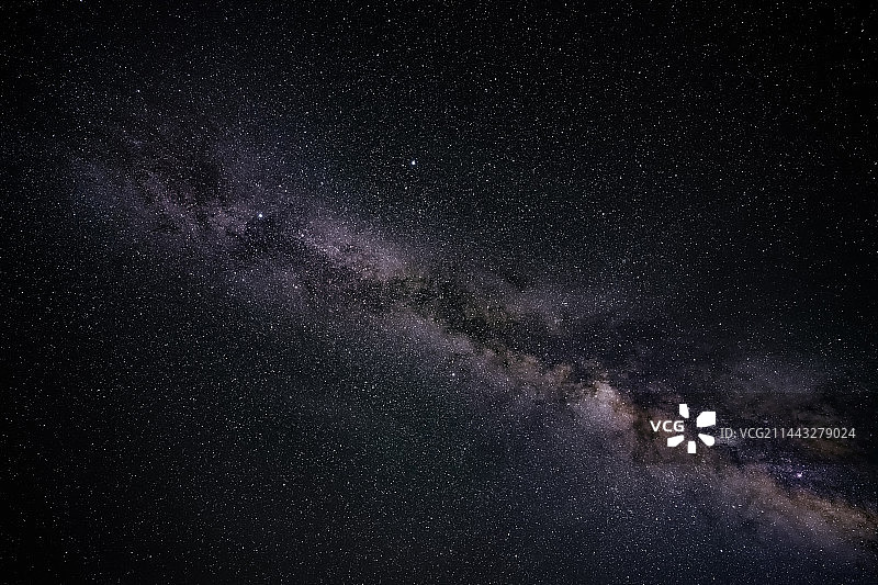 夜空中星星的低角度观察图片素材