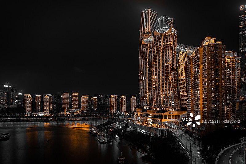 黑暗中的金光——重庆来福士图片素材