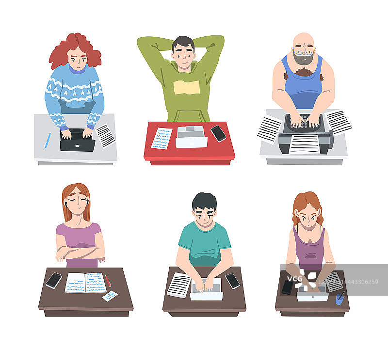 在办公桌前写作的职业记者图片素材