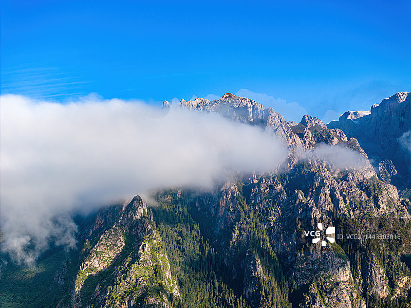 航拍甘南扎尕那山峰清晨光影图片素材